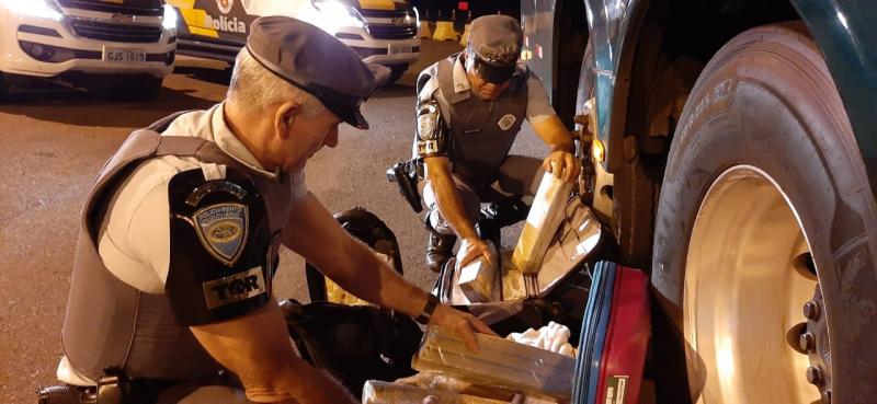Polícia Militar Rodoviária - Entorpecente estava em duas malas que continham aproximadamente 34,6 kg de maconha