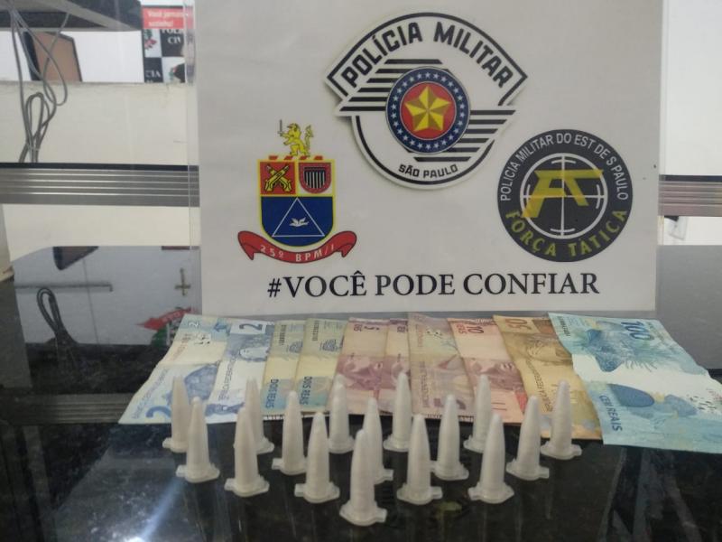 Polícia Militar - Agentes flagraram 16 pinos de cocaína