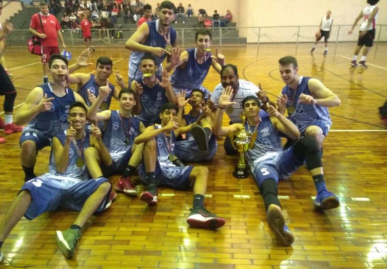 Cedida/Mauro Aoqui - Basquete masculino garantiu o título, ontem, após derrotar Junqueirópolis por 68 a 29