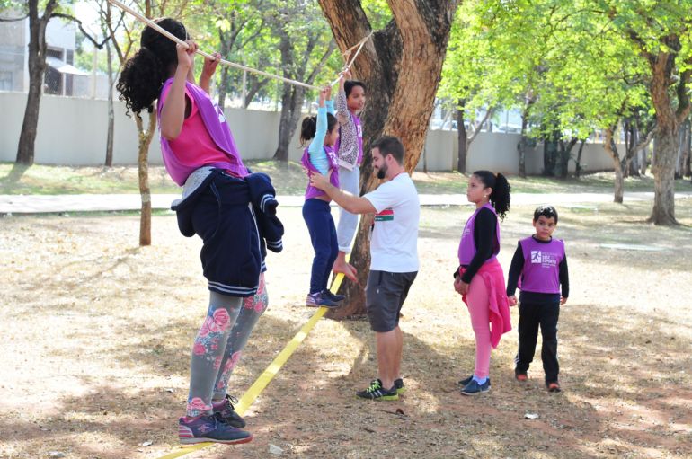 Marcio Oliveira - No slackline, pequenos se arriscaram a passar por fita elástica