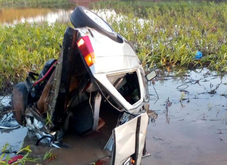 Capotamento mata 2 vítimas e deixa 1 com ferimentos leves