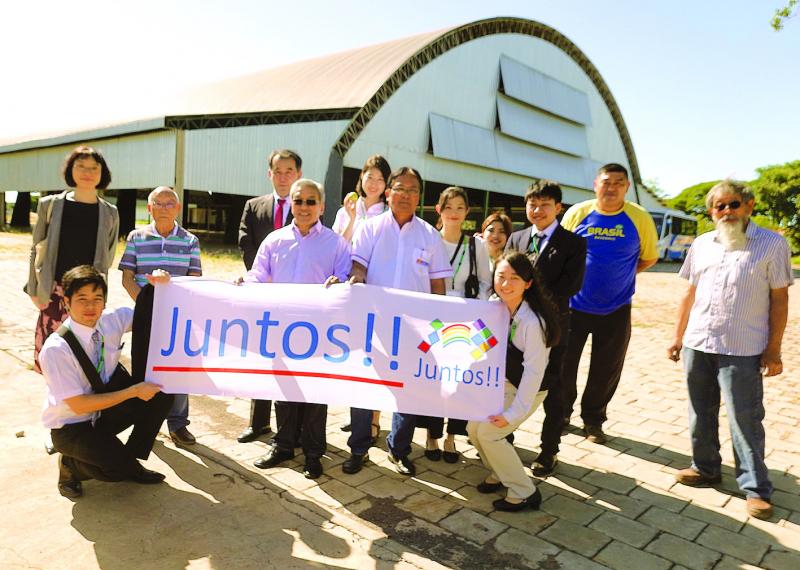 Grupo de estudantes japoneses visita as instalações da Acae