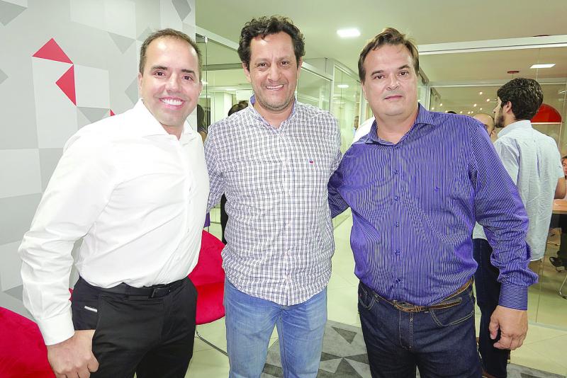 André Marini, diretor comercial da Ademilar, Luiz Henrique Miguel Ferreira, representante do Prefeito e Rogério Barreiros