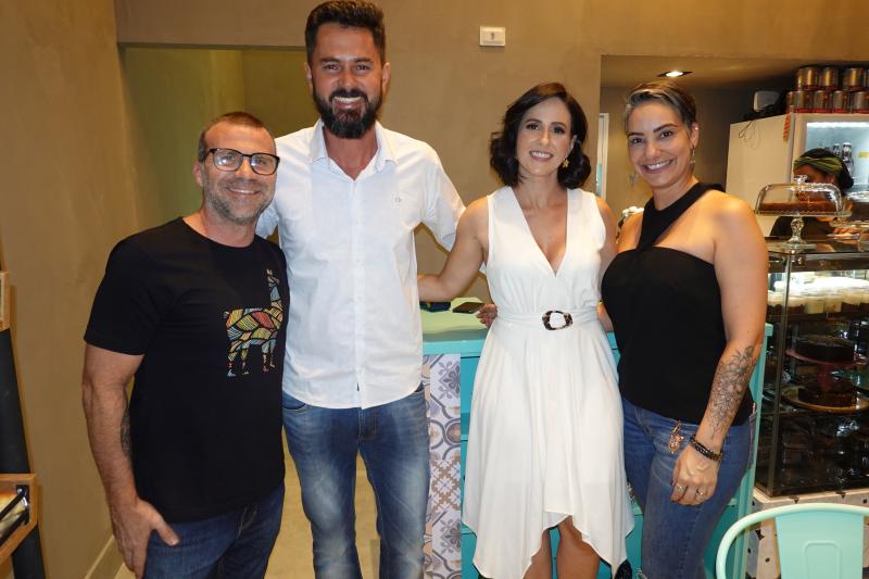 Fabiano Carazai, Fabiano Mogentali e Vanessa Sansão Mongentali (centro) recebem Fabiano Carazai e Juliana Vincenzi, na reinauguração da Castanha Baru