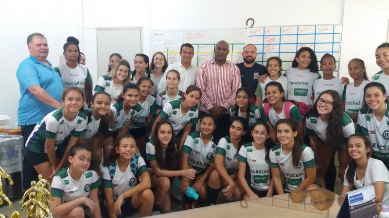 Cedida / Marcos Chicalé - Na terça, acompanhadas pelo técnico Péricles Junior, jogadoras visitaram a sede da Semepp