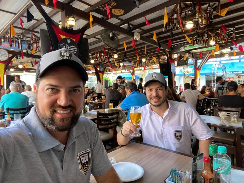 Cedida - Empresário Rafael Borges e o mestre cervejeiro Murilo Cassis, ambos da Cervejaria 018, participam do Festival de Cervejas de Blumenau, onde também acontece o Concurso Brasileiro de Cervejas