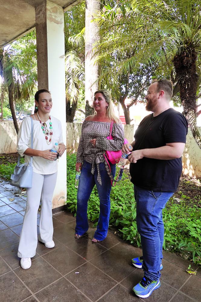 Carolina Viáfora, Ana Paula Cipola e Fernando Piffer discutem opções para o projeto