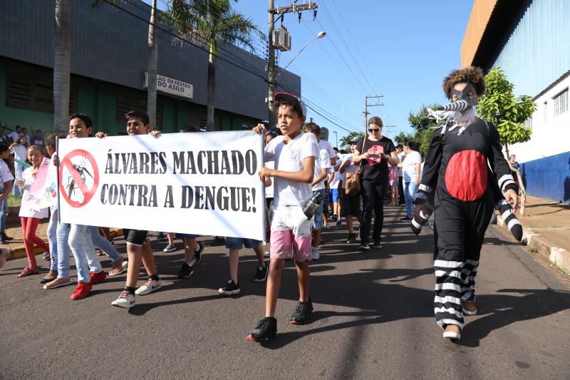 Isadora Crivelli - Estudantes caminharam pela avenida principal como forma de conscientizar contra a dengue