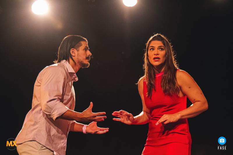Divulgação - Priscila interpreta a Pilar e Bruno o Bento, casal que se conhece por um aplicativo