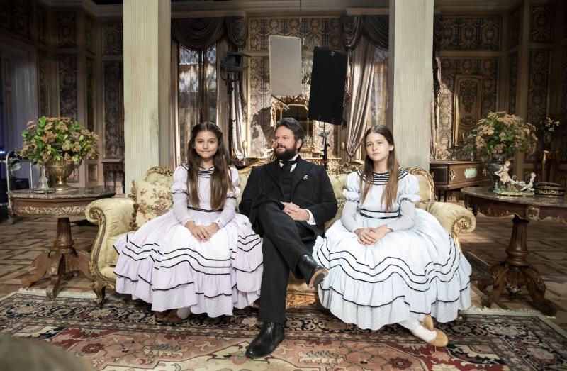 Victor Pollak / TV Globo - Selton Mello, como Dom Pedro II, com as atrizes Melissa Nóbrega e Any Maia, intérpretes das princesas Leopoldina  e Isabel