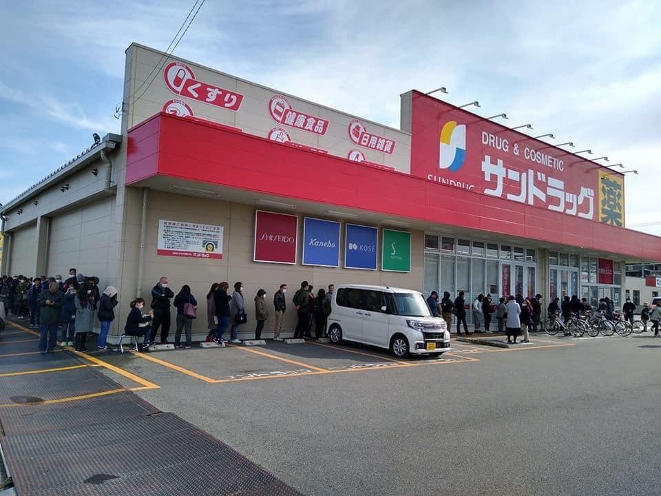 Cedida - No Japão, pessoas fizeram filas em busca de produtos para serem estocados