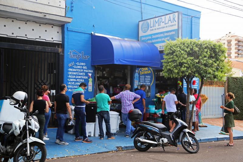 Weverson Nascimento - Fila formou-se na tarde de ontem, com pessoas em busca de álcool em gel