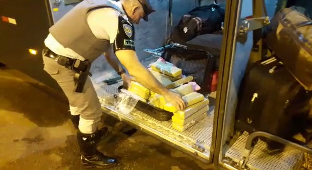 Polícia Militar Rodoviária - Droga estava no bagageiro externo do ônibus