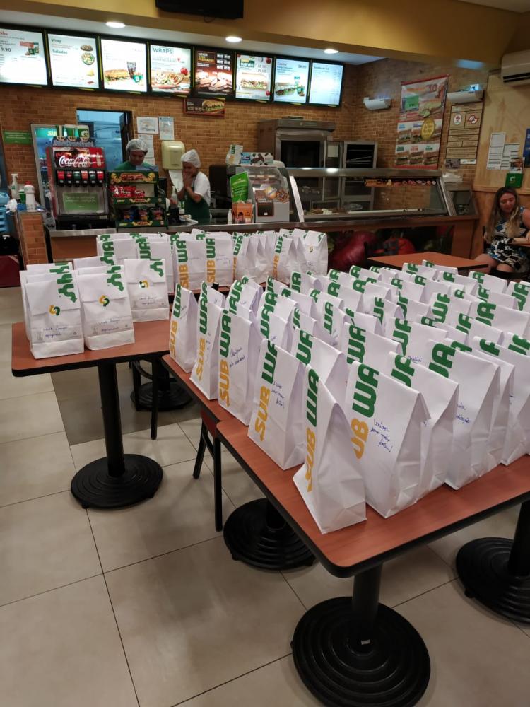 Lanchonete Subway da Avenida da Saudade enviou 100 lanches para enfermeiros e médicos da santa casa, no último domingo, a título de homenagem aos profissionais da Saúde