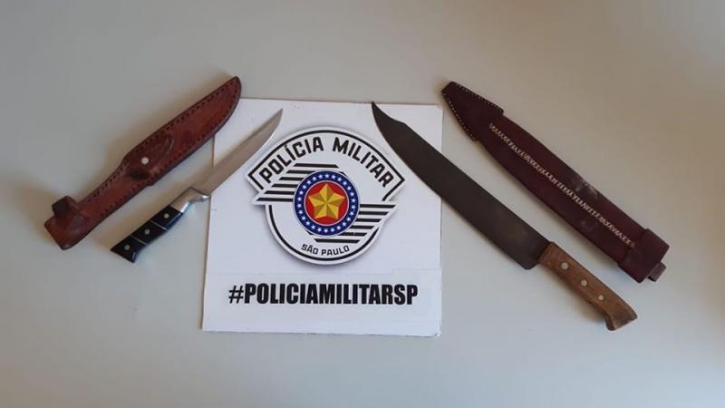 Polícia Militar - Armas apreendidas estavam na cintura do indivíduo