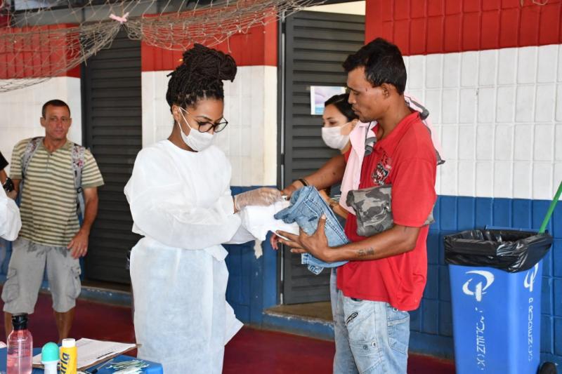 Marcos Sanches/Secom - Kits de alimentação e higiene foram entregues para a população de rua na manhã de ontem