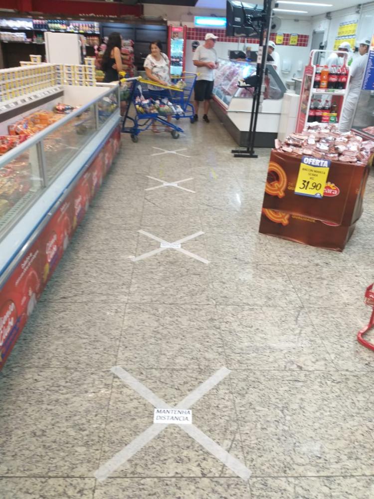 Cedida - Supermercado Estrela adotou sinalização de distanciamento para conter aglomerações de pessoas