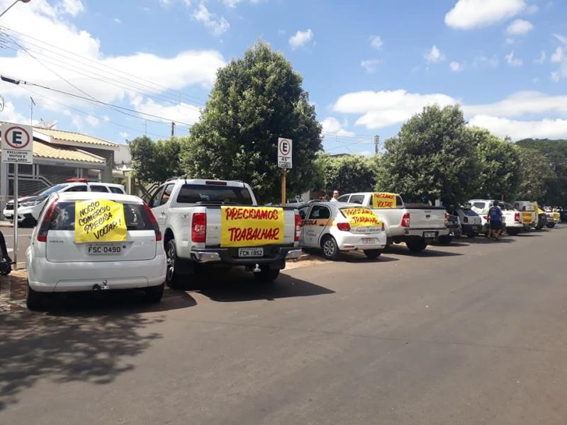 Reprodução/WhatsApp - Carros com cartazes percorreram as ruas pela reabertura das lojas