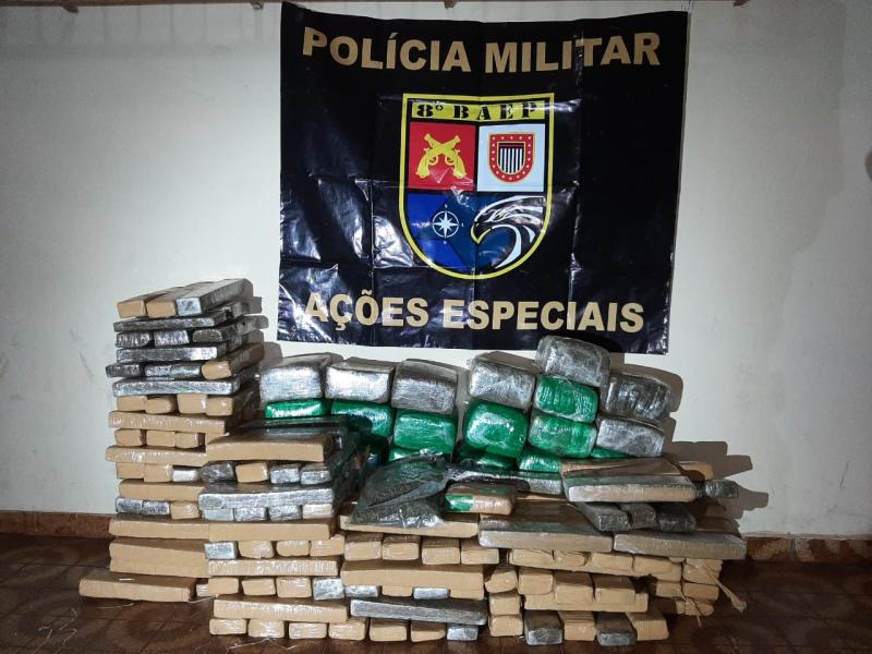 Polícia Militar - Policiais localizaram 206 tijolos de maconha, um de haxixe e dois pacotes de skank em veículo, em Anastácio
