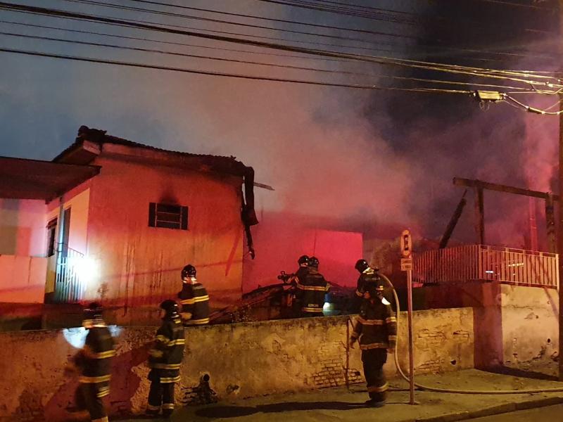 Cedida/whatsApp: Corpo de Bombeiros já faz o rescaldo do incêndio 