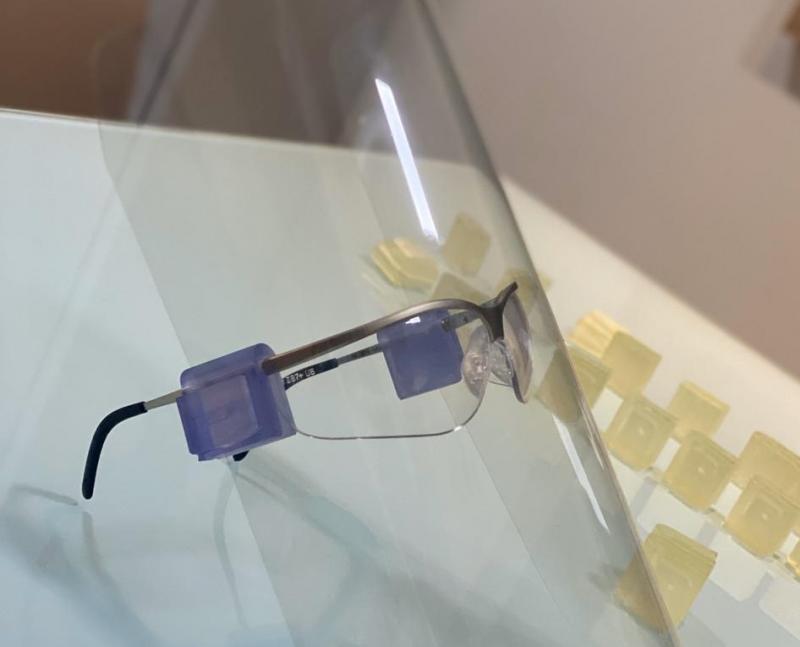 Cedida - Clip se adapta a quaisquer óculos e nele se encaixa a placa protetora de acetato