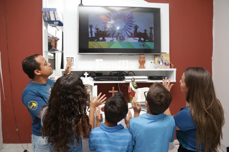 Weverson Nascimento - Na casa de Mariana, família agora assiste as celebrações na sala, pela TV