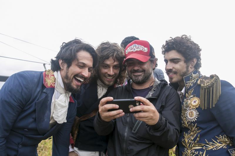 Crédito Rafael Campos/TV Globo - Caio Castro, no dia da gravação da cena da independência, ao lado de Romulo Estrela, Chay Suede e o assistente de direção na época, Pablo Müller