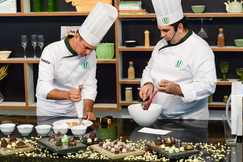 Mariana Tavares - Os chefs Fábio Almeida e Yuri Moita ensinam a preparar marshmallow com cobertura de chocolate