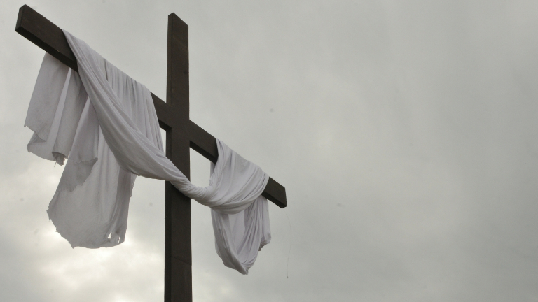 CNBB - Diocese orienta que os fiéis coloquem hoje um pano branco na cruz e, depois, acendam uma vela