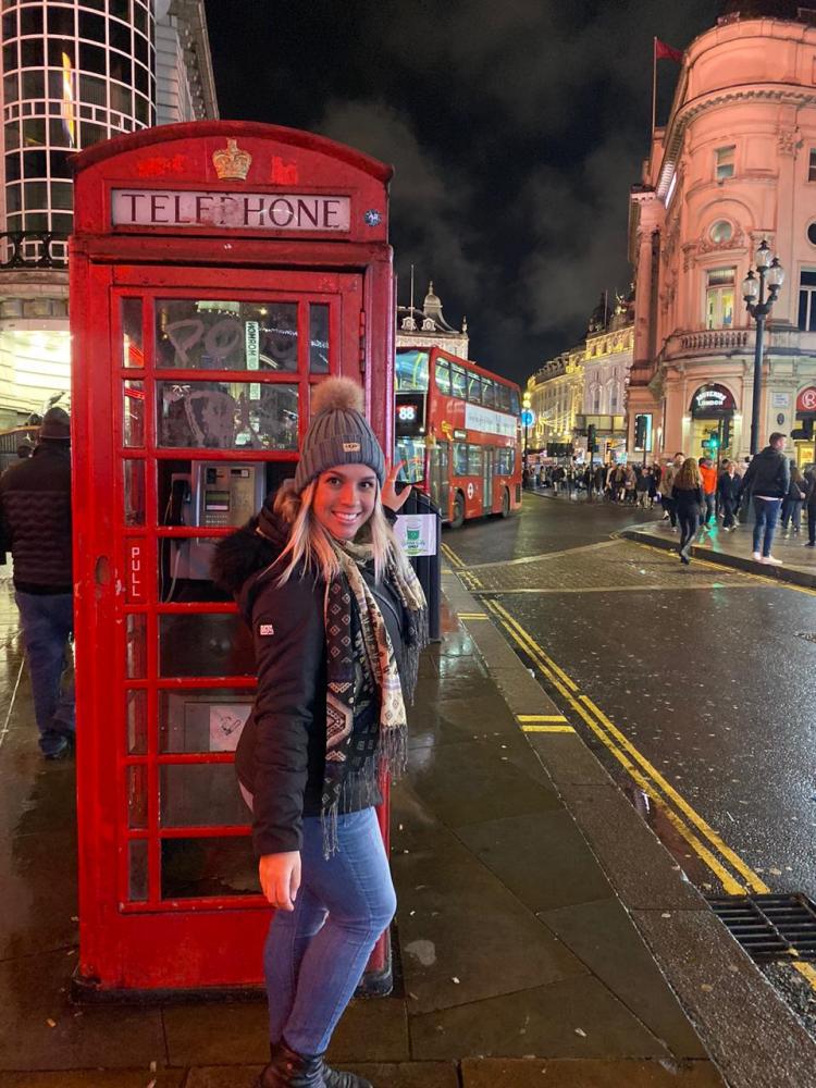Taissa Nelli, em Londres, antes de embarcar para o Brasil no início do ano