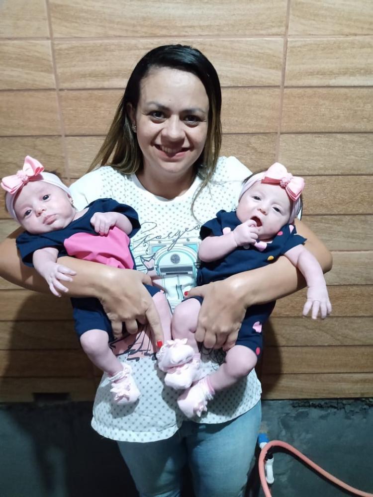  Arquivo Pessoal: Mamãe Camila protege em seus braços as gêmeas Lívia e Laura