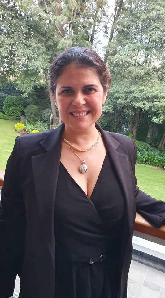 Vitória Nabas alterna as atividades entre o escritório de advocacia e sua ONG, em Londres, agora com tudo home office