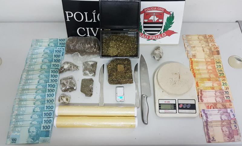 Polícia Civil - Agentes encontraram drogas, dinheiro e materiais na residência