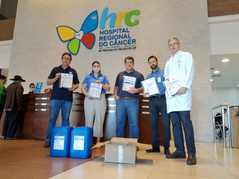 Cedida - Marco Lucas e Rogério entregam doação do primeiro lote ao Hospital do Câncer