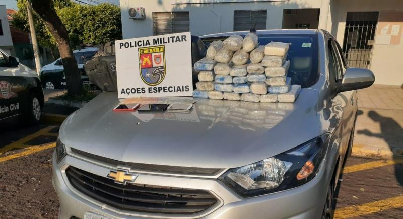 Foto: Polícia Militar – No carro havia 22 tabletes de maconha e porções de cocaína e Skank