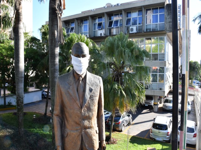 Marcos Sanches/Secom - Monumento do ex-prefeito Florivaldo Leal recebeu máscara como ato simbólico