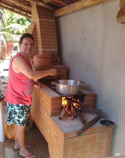 “As comidas ficam muito mais saborosas e suculentas no fogão a lenha”, diz padre Tute