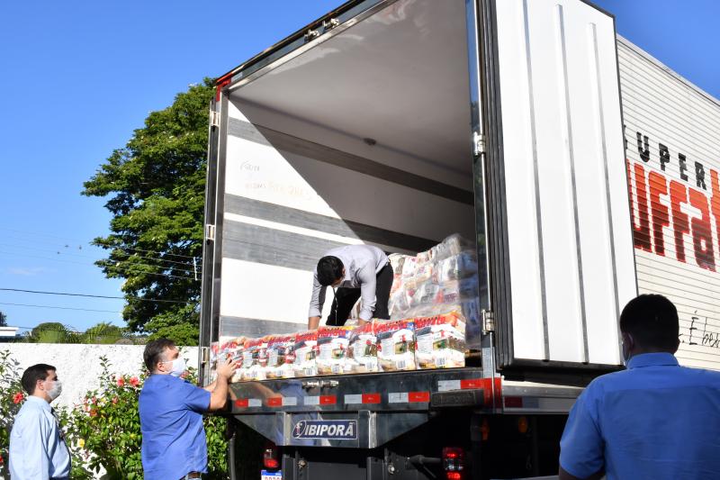 Secom - Alimentos foram distribuídos em 1 mil kits, que serão entregues para famílias carentes