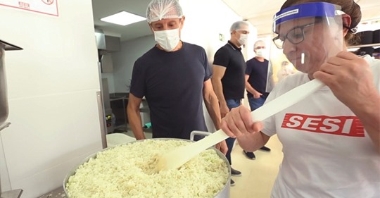 Sesi-SP - No total, 686 auxiliares de cozinha, 139 cozinheiros e 138 nutricionistas trabalharão no projeto