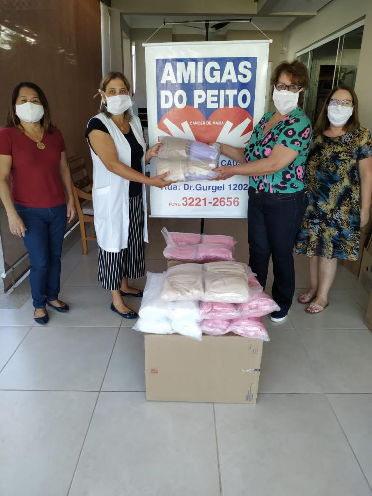 Cidinha Fernandes, Susana Valéria Uzelotto Lopes, Silvia Itikawa e Elisa Tamamar, na entrega das máscaras arrecadadas pelo Grupo Amigas do Peito e funcionários aposentados do Banespa, para a Lúmen ET Fides