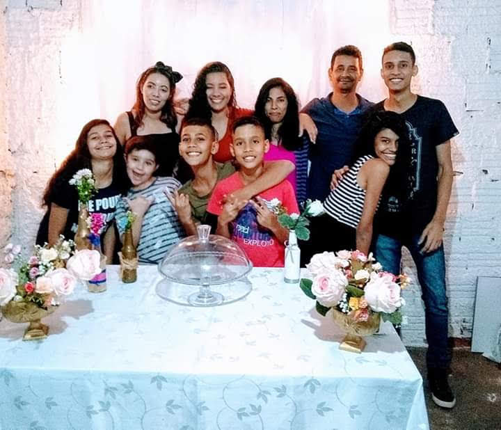  Cedida -  Na foto, além da família que ainda mora com Lúcia, a filha já casada e o sobrinho