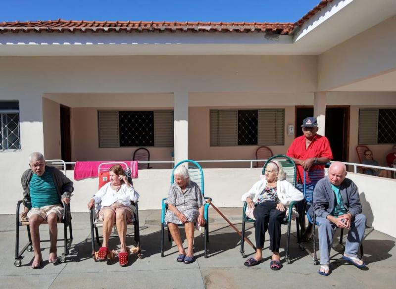 Cedida: Enquanto tomam seu banho de sol, idosos esperam por sua colaboração