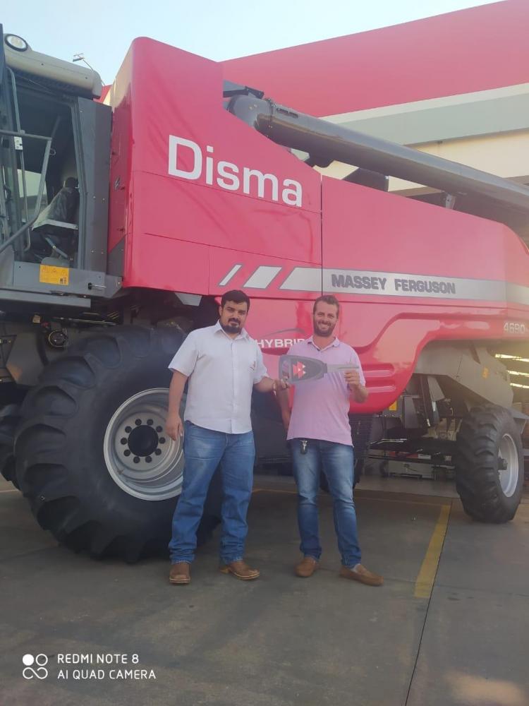 Rafael Cordeiro, da Disma Tratores, entregou essa semana uma Colheitadeira Hibrida 4690Xtra Massey Fergusson, para o agricultor Tiago Benedito, que planta milho e  soja no município de Sandovalina: agricultura segue produzindo!