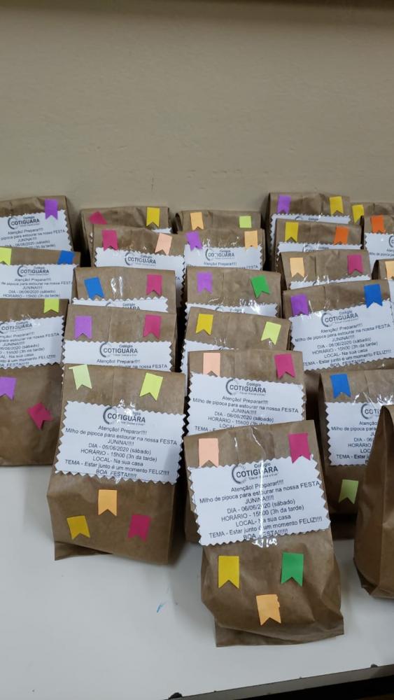 Pacotes de milho de pipoca, prontos para expedição para cada aluno participar da primeira festa junina on-line do Colégio Cotiguara: cada um em sua casa