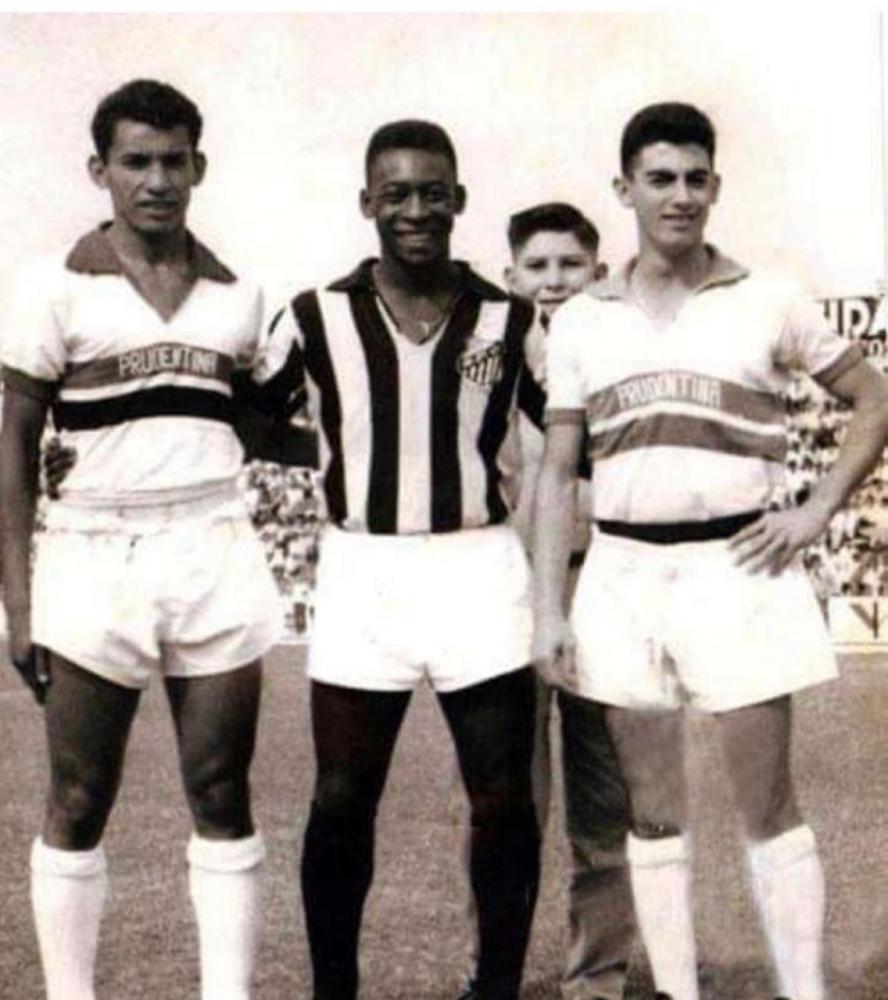  O “Rei” Pelé posou entre os apeanos Vicente e Celso Paiane