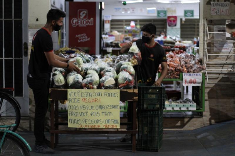 Divulgação / Rafael Marquezi - Banca cheia de alimentos fica em frente à quitanda todos os dias