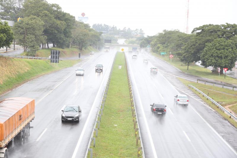 Weverson Nascimento - Pista molhada merece cuidado redobrado de motoristas em rodovias