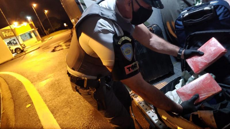 Polícia Militar Rodoviária - Tabletes de cocaína totalizaram aproximadamente 2,370 kg