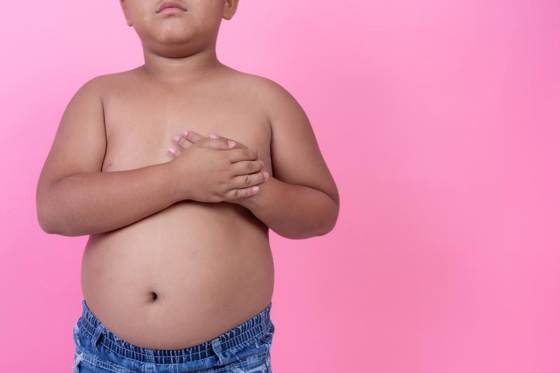Freepik - Além dos fatores genéticos, responsáveis por 70% das causas da obesidade, há também o estilo de vida da criança.