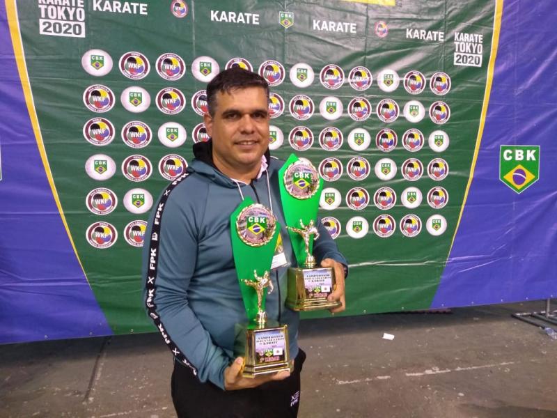 Cedida - Xandão exibe troféus de quando foi pentacampeão Brasileiro  de Caratê Geral, no ano passado